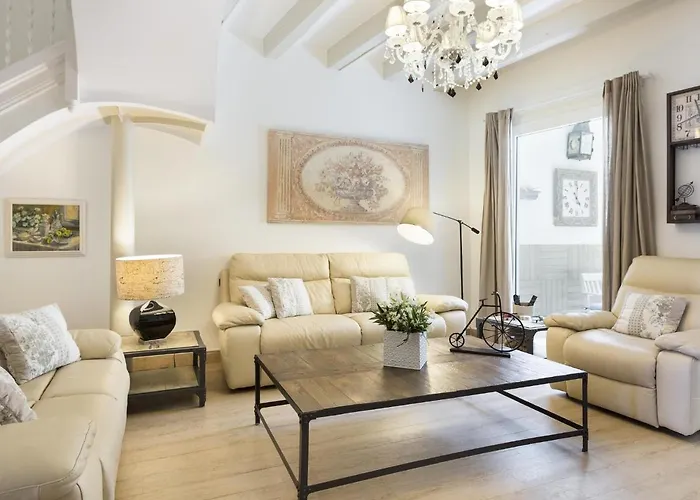 Spaces House-4 Bedrooms, 3 Bathrooms, Large Terrace, Jacuzzi, Center-beach 别墅 *